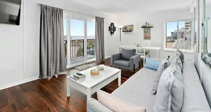 TERVEYTYMINEN UUDELLEEN SUORA BEACHFRONT CORNER UNIT