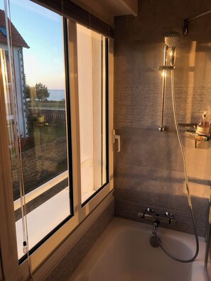 Badekar, gratis toiletartikler, hårtørrer, håndklæder
