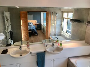 Badewanne, kostenlose Toilettenartikel, Haartrockner, Handtücher