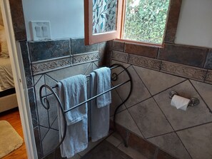 Dusche, Haartrockner, Handtücher, Seife