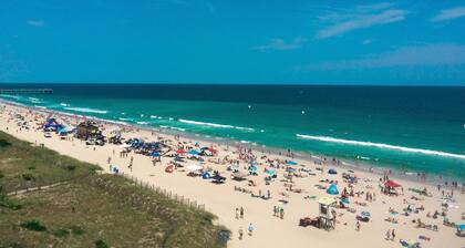 Renoviert, Ocean Front, 2 BR Wohnung im Herzen von Wrightsville Beach