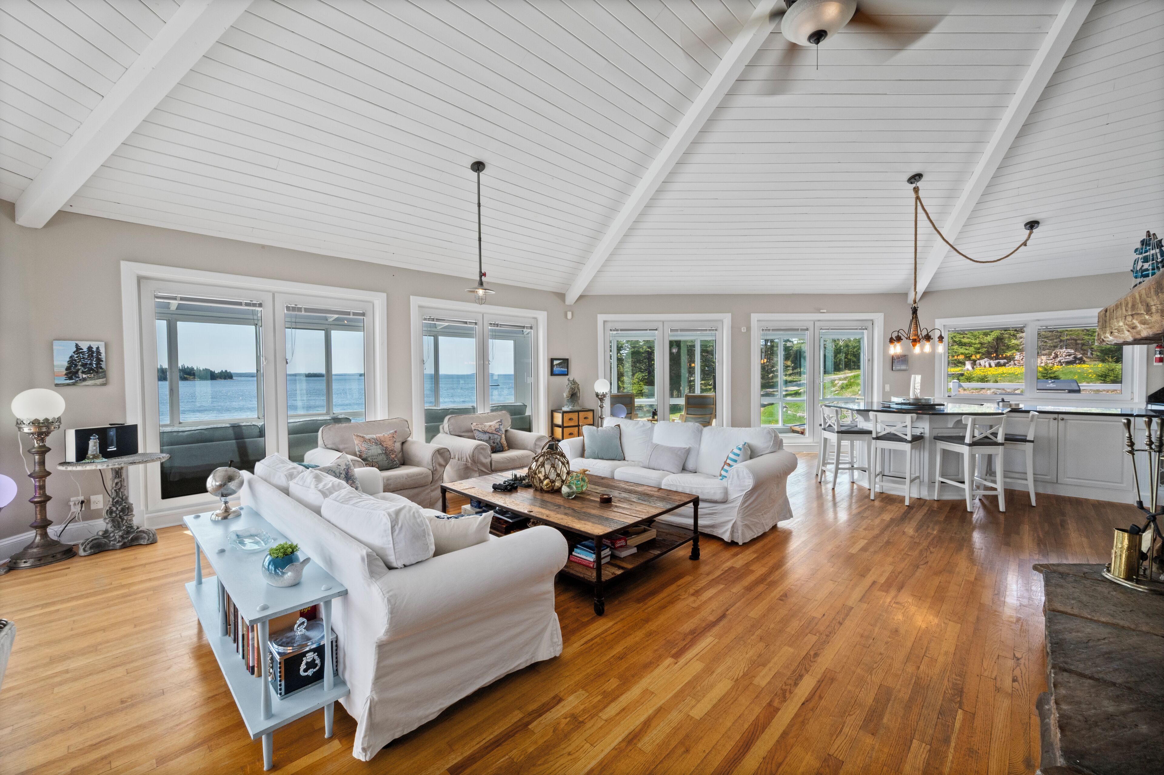 TV connectée, cheminée, lecteur de DVD, baby-foot