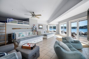 5 chambres, bureau, fer et planche à repasser, lit parapluie