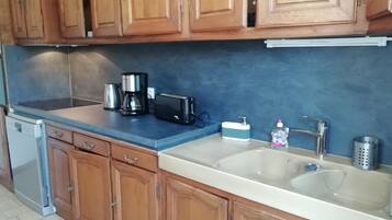 Een koelkast, een microgolfoven, een oven, een vaatwasser