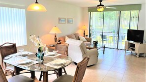 Televisor intel·ligent, reproductor de DVD i taula de tennis de taula