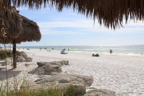 Shorewalk Sunny Bella Rosa • 2BR Villa • 2 Pools & Hot Tubs • Near IMG / Beaches