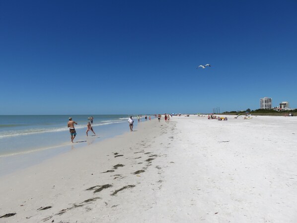 Espreguiçadeiras, toalhas de praia 