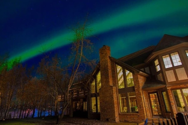Experience luxury living beneath the stunning aurora borealis – this elegant Alaskan home combines comfort and nature's beauty.