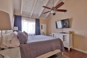 2 bedrooms, in-room safe, iron/ironing board, travel crib -  Walk to Disney, Disneyland Rental Home. (Anaheim)