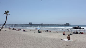 Rannalla, aurinkotuoleja, rantapyyhkeitä