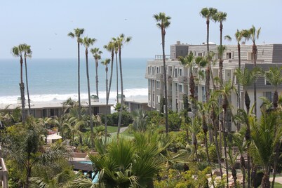  A SLICE OF HEAVEN WITH A GARDEN VIEW