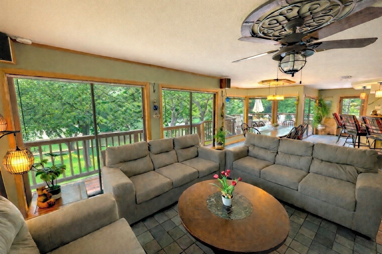 Télévision, lecteur de DVD, chaîne hi-fi