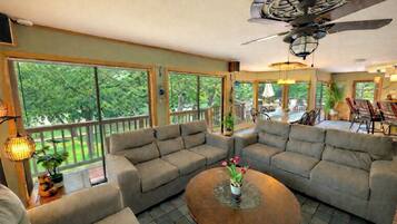 Télévision, lecteur de DVD, chaîne hi-fi