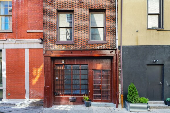 Exterior detail - HISTORIC 3BED TOWNHOUSE IN OLD CITY PHILADELPHIA-STEPS FROM METRO /RESTAURANTS (Philadelphia)