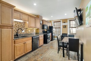 Fridge, microwave, oven, stovetop - HISTORIC 3BED TOWNHOUSE IN OLD CITY PHILADELPHIA-STEPS FROM METRO /RESTAURANTS (Philadelphia)