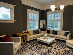 Smart TV - On Main Street  - Only One block to the start of Downtown Napa!!  Non-Hosted (Napa)