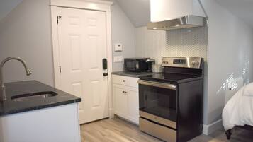 Frigorífico, microondas, horno y placa de cocina