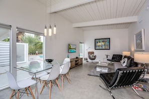 Smart TV, fireplace, stereo