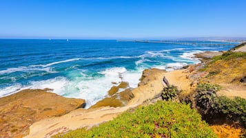 På stranden, solsenger og strandhåndklær