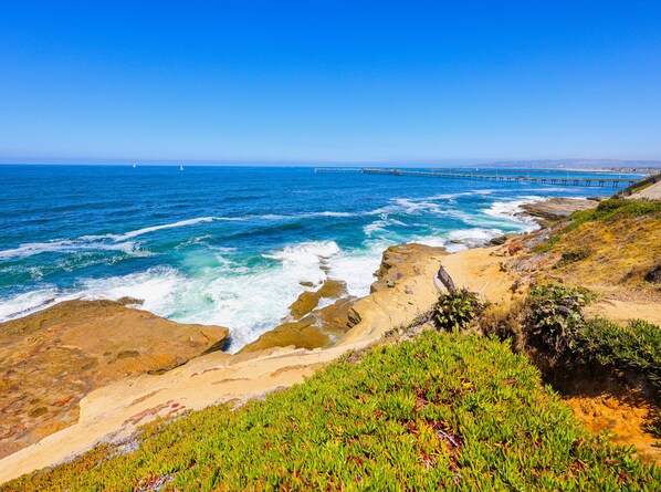 En la playa, camastros y toallas de playa 