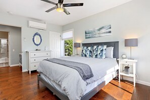 1 habitación, escritorio, tabla de planchar con plancha y cuna de viaje 