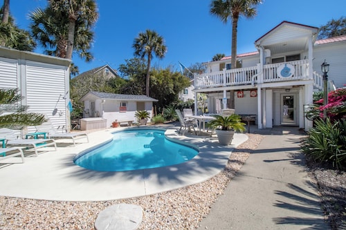 Shared pool, three bedroom ground level apartment~ Folly Cottage