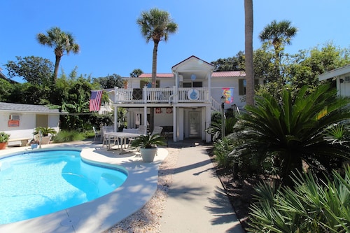 Shared pool, three bedroom ground level apartment~ Folly Cottage