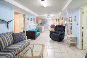 Smart TV - Shared pool, three bedroom ground level apartment~ Folly Cottage (Folly Beach)
