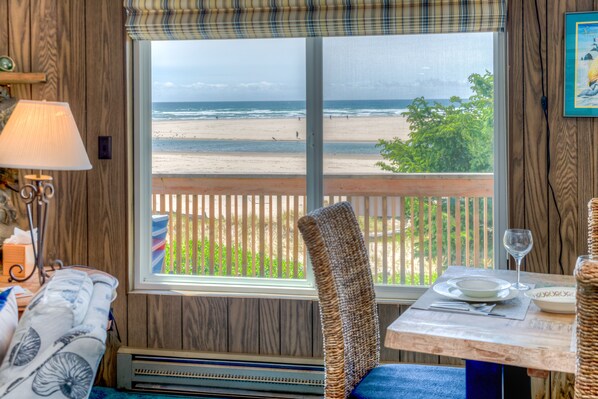 Dining - Castle:Ocean&BeachViews~DogsOK~Walk to Eats~Shops~Galleries~CandyStore~Bakery~ (Cannon Beach)