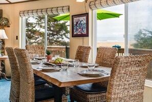 Dining - Castle:Ocean&BeachViews~DogsOK~Walk to Eats~Shops~Galleries~CandyStore~Bakery~ (Cannon Beach)