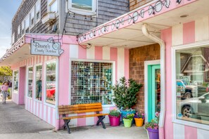 Exterior detail - Castle:}~WalktoBeach/Eats/Gallery/CandyStore/Bakery/Coffee/Beer/Wine/Park/Creek (Cannon Beach)