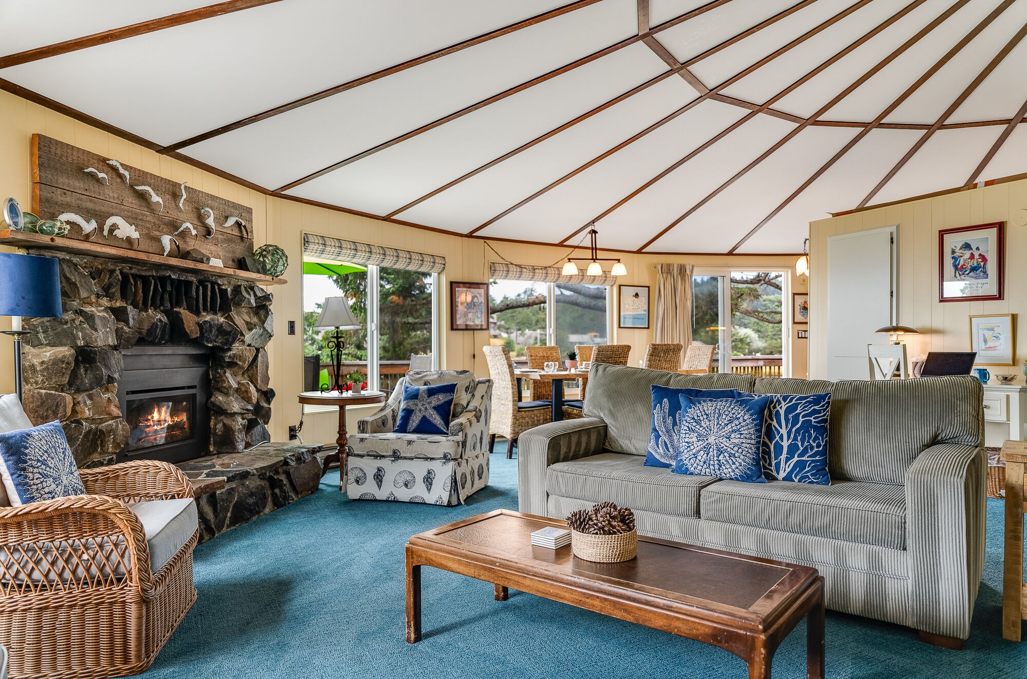 Smart TV, chimenea y monitor de computadora 