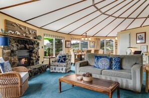 Smart TV, fireplace, computer monitors - Castle:Ocean&BeachViews~DogsOK~Walk to Eats~Shops~Galleries~CandyStore~Bakery~ (Cannon Beach)