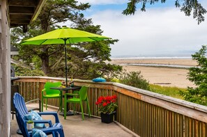 Property grounds - Castle:~WalktoShops/Eats/Galleries/CandyStore/Bakery/Coffee/Beer/Wine/Shops (Cannon Beach)