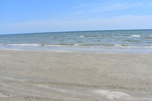 Plage, chaises longues, serviettes de plage