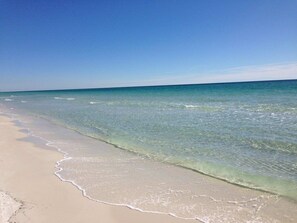 On the beach - Gulf Front Renovated Ground Floor Condo with Amazing Views - Beach chairs incl. (Panama City Beach)