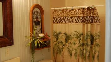 Douche, serviettes fournies, papier toilette