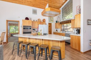 Fridge, microwave, oven, stovetop - PEBBLE BEACH CLUB - ACCESS TO SNOWFLAKE LODGE AND COUNTRY CLUB (Arnold)