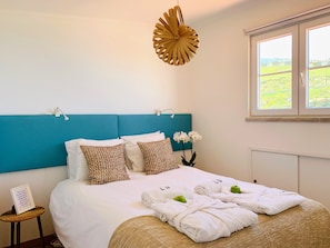 2 bedrooms, iron/ironing board, travel cot, WiFi - Unique Romantic Beach House by the Atlantic Ocean (Colares)