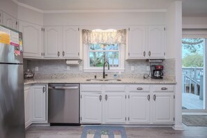 Dishwasher, coffee/tea maker, cookware/dishes/utensils, ice maker