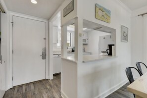 Fridge, microwave, oven, stovetop - 3 night min - Beachfront Private Beach Gated  DESTIN Sandpiper Cove Unit 1154 (Destin)