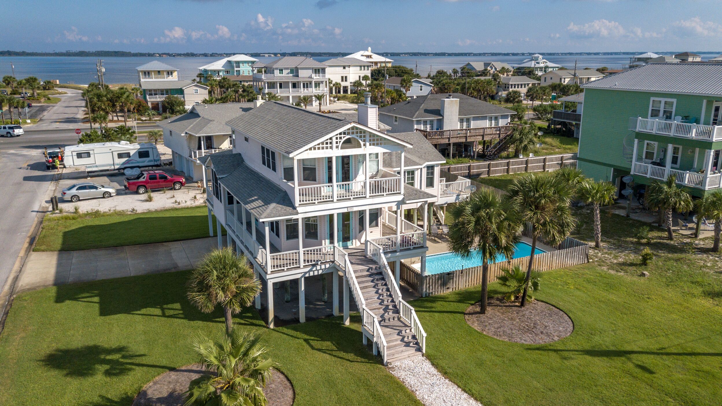 Baker's Dozen Bungalow. Event-Friendly, Private Pool & Dog-Friendly.