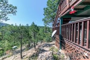 Property grounds - River Ridge Retreat: Cozy yet modern with private hot tub and amazing views. Dog friendly. (Ruidoso)