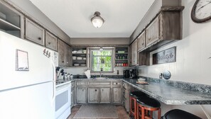 Fridge, microwave, oven, stovetop - River Ridge Retreat: Cozy yet modern with private hot tub and amazing views. Dog friendly. (Ruidoso)