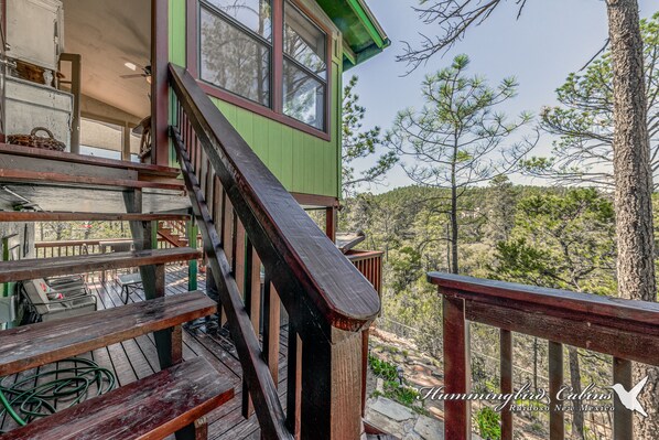Property grounds - River Ridge Retreat: Cozy yet modern with private hot tub and amazing views. Dog friendly. (Ruidoso)