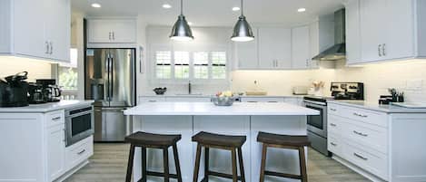 Breakfast Bar + Kitchen