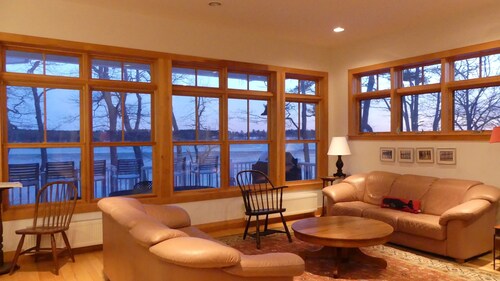  New Well Built Elegant Home on the Water 2 miles to Freeport, 9  to Portland!