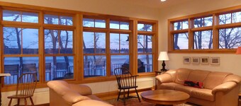  New Well Built Elegant Home on the Water 2 miles to Freeport, 9  to Portland!