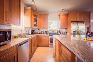 ثلاجة، ميكروويف، فرن، موقد طهي مسطح