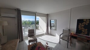 Smart TV, books - Orient Bay Beach Studio, Full Ocean View, Balcony, King Bed, Sofa, Kitchen (Cul-de-Sac)